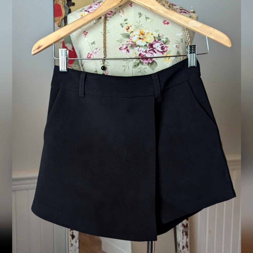 Dina‎ Clothing Shorts